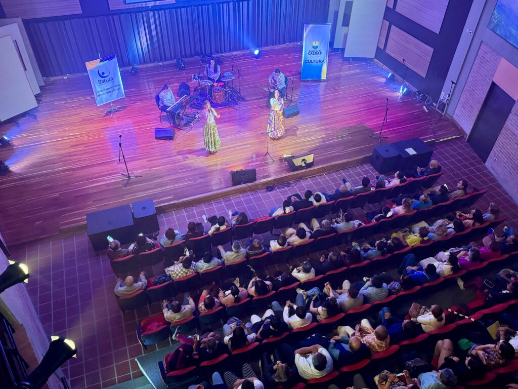200 personas aproximadamente participaron del concierto ofrecido por el dueto Florecer Andino, ganador del Gran Mono Nuñez 2024