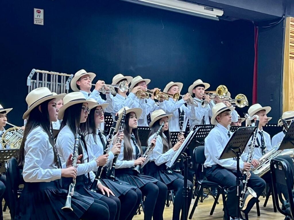 62 estudiantes de la Banda Sinfónica de Aguadas llegaron de Perú cargados de experiencias; ya se preparan para el Mundial 2026