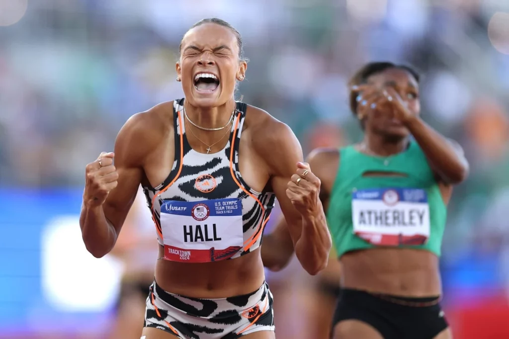 Anna Hall celebra tras finalizar su última prueba de heptatlón de las pruebas olímpicas. (Patrick Smith/Getty Images)