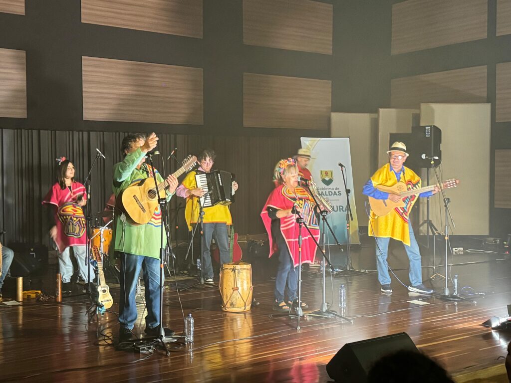 Cantándole a la vida, al amor y a lo sencillo, así fue el concierto del grupo Bandola en su concierto con la Secretaría de Cultura de Caldas