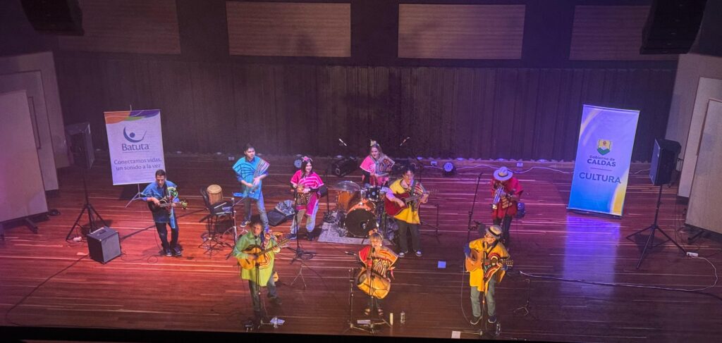 Cantándole a la vida, al amor y a lo sencillo, así fue el concierto del grupo Bandola en su concierto con la Secretaría de Cultura de Caldas