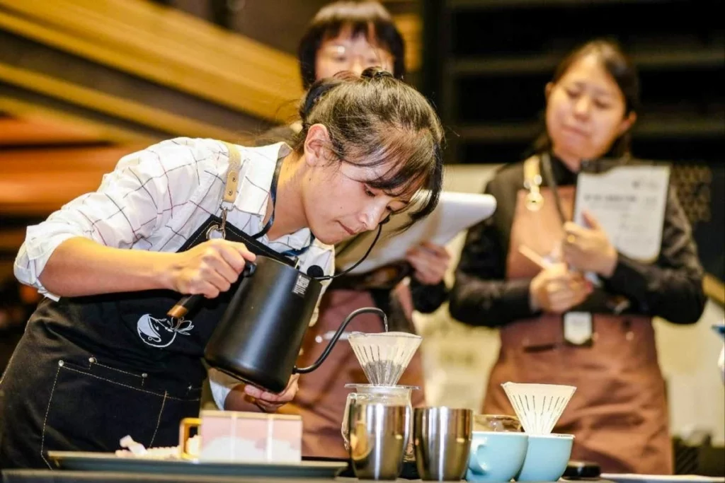 Universidad china ofrece la primera carrera en café