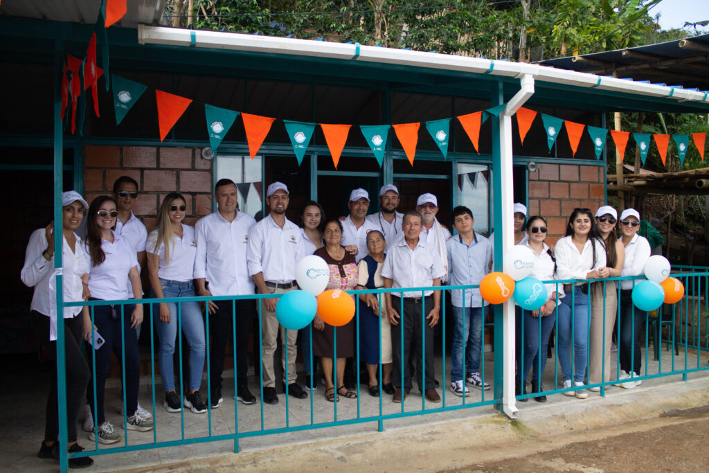 Con una inversión de más de 890 millones de pesos, Gobierno de Caldas lleva felicidad a 14 familias de Viterbo: Les entregó su casa propia