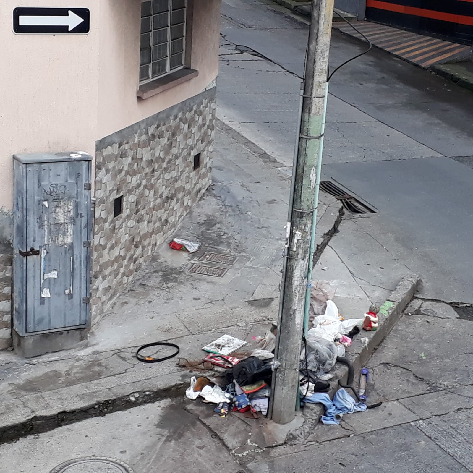 Crónica: La esquina donde siempre hay basura 5 o las luces apagadas, el arte de ocultar y la cortina de humo cultural