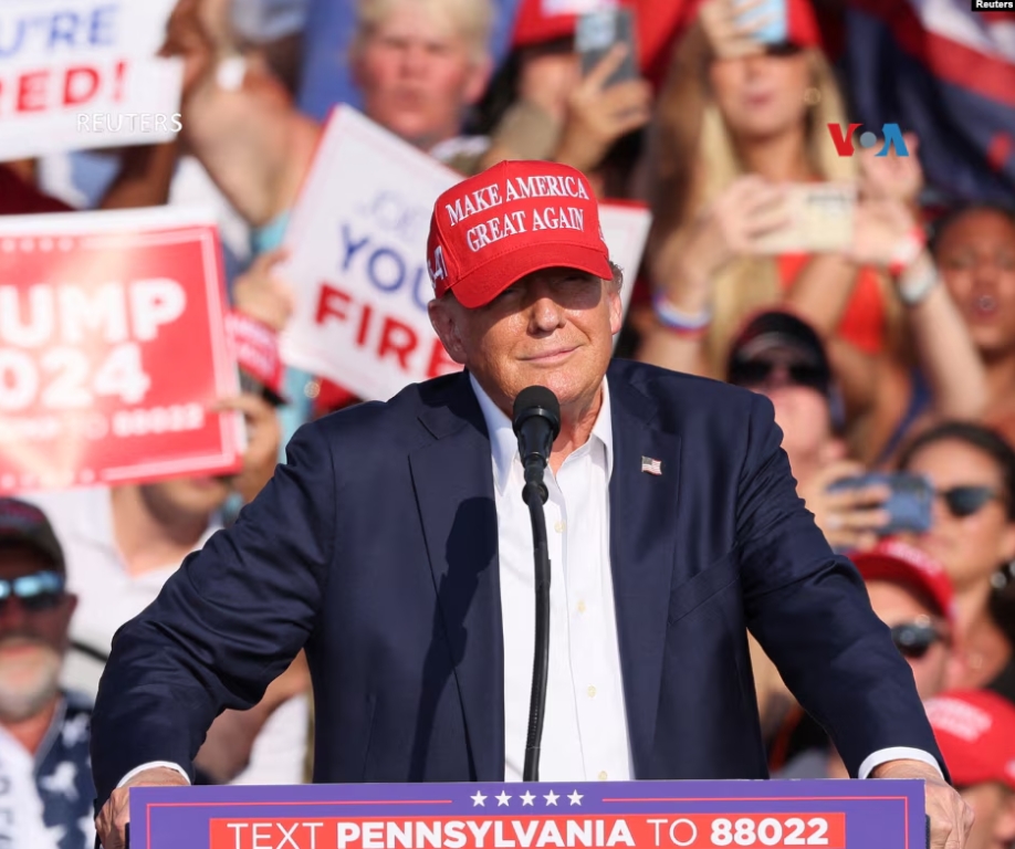 El candidato presidencial republicano y expresidente Donald Trump recibe ayuda para salir del escenario en un evento de campaña en Butler, Pensilvania, el 13 de julio de 2024.