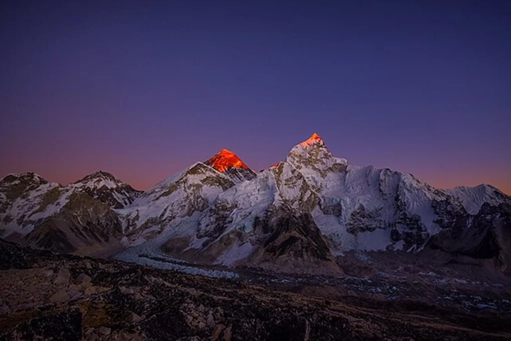 El Everest, que se derrite, entrega sus cadáveres