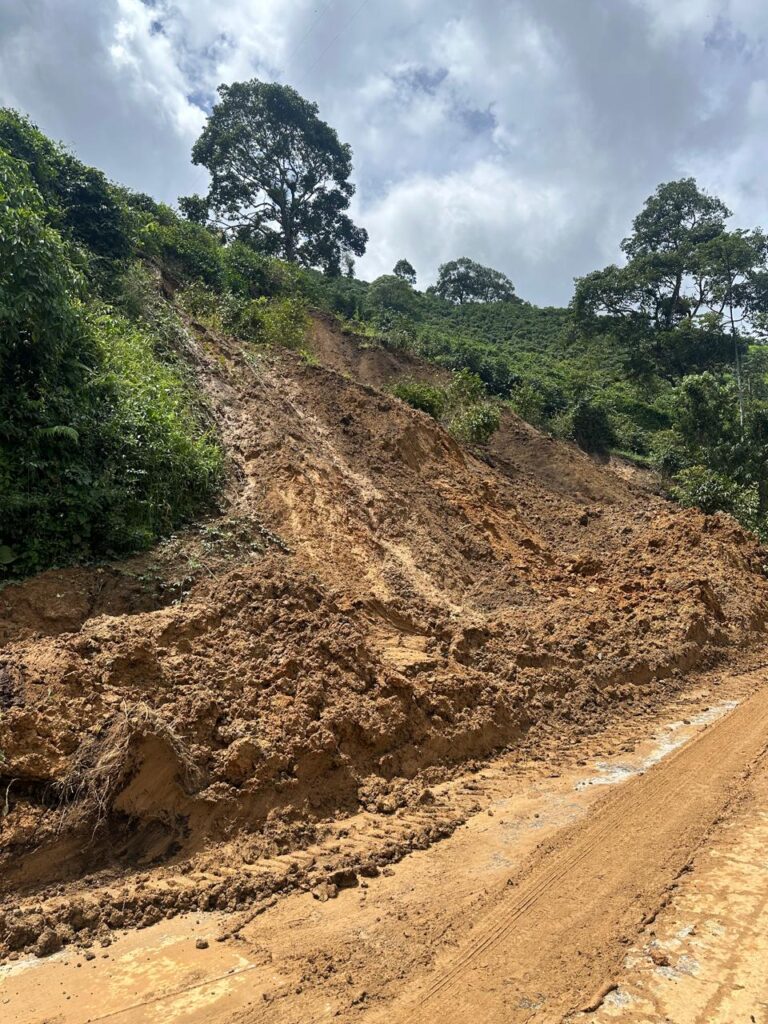 En el oriente de Caldas han caído más de 3.500 metros cúbicos de tierra por derrumbes: Gobernación trabaja en recuperar el tránsito vial