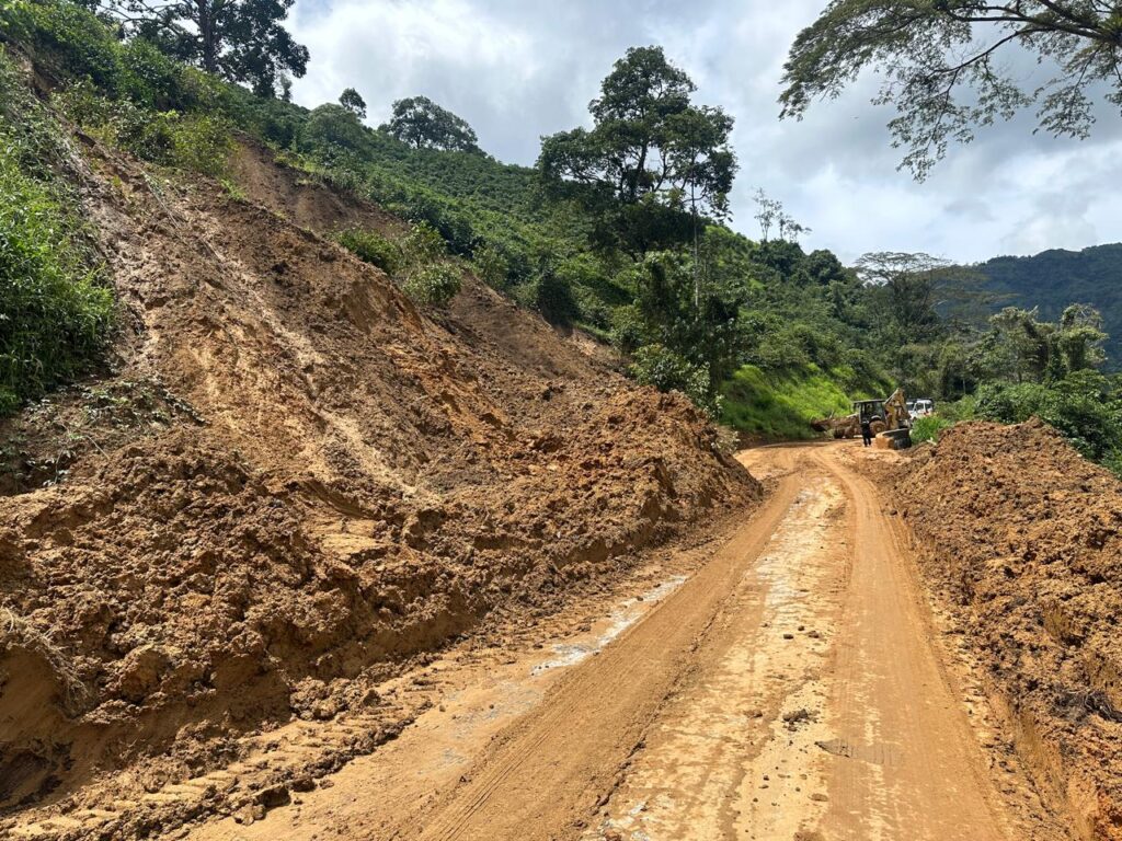 En el oriente de Caldas han caído más de 3.500 metros cúbicos de tierra por derrumbes: Gobernación trabaja en recuperar el tránsito vial