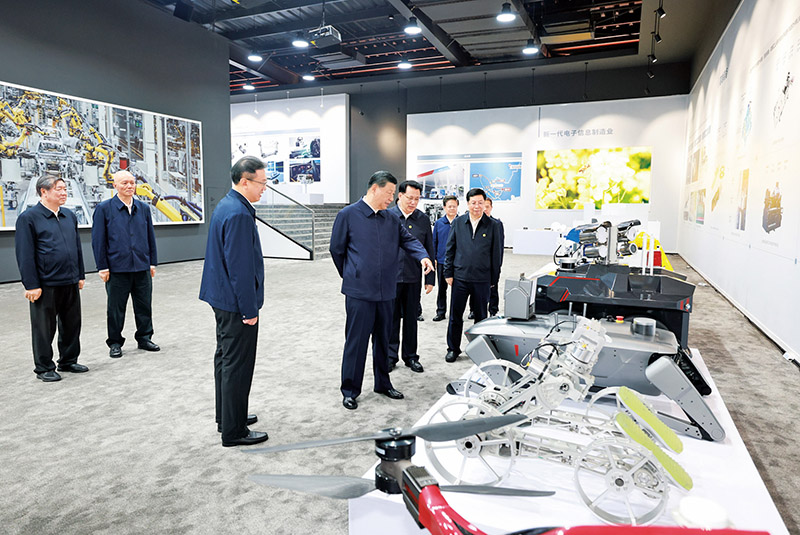 Del 22 al 24 de abril de 2024, Xi Jinping, secretario general del Comité Central del PCC, presidente del Estado y presidente de la Comisión Militar Central, inspeccionó Chongqing. En la tarde del día 22, Xi Jinping visitó la Exposición de Logros de Innovación y Desarrollo Industrial en Ciencia y Tecnología de Chongqing. Foto del reportero de la agencia de noticias Xinhua Wang Ye/