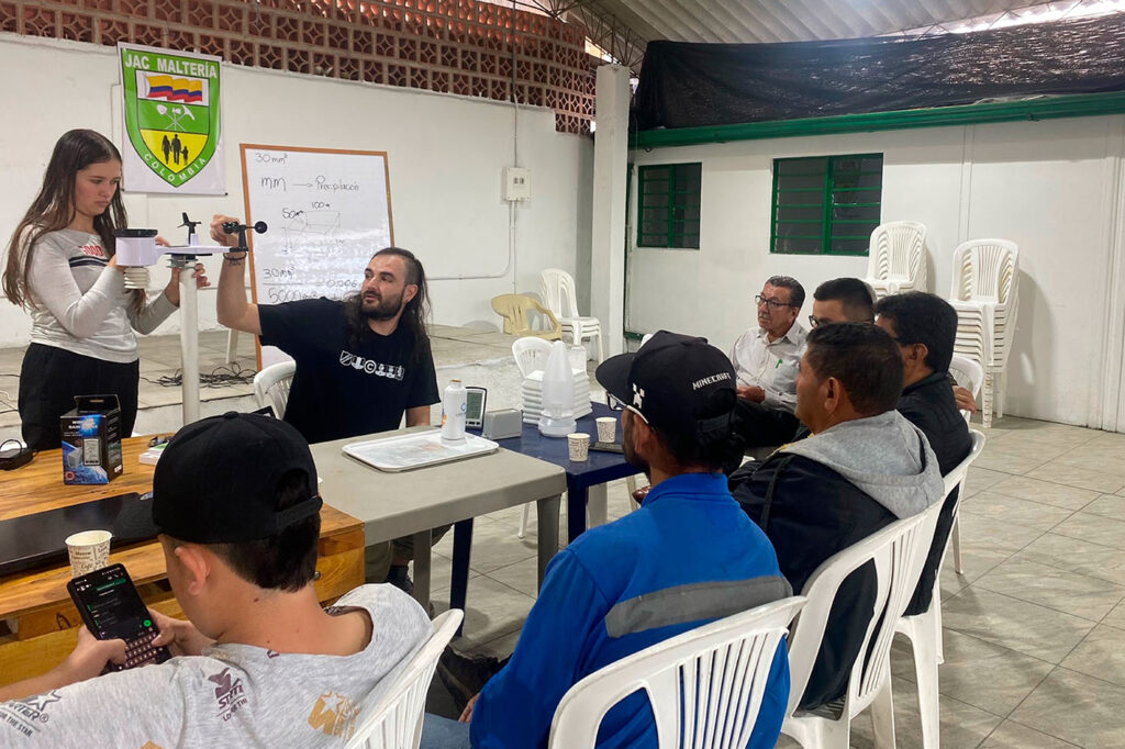 Fortalecen sistema de alertas tempranas comunitarios en la quebrada Manizales