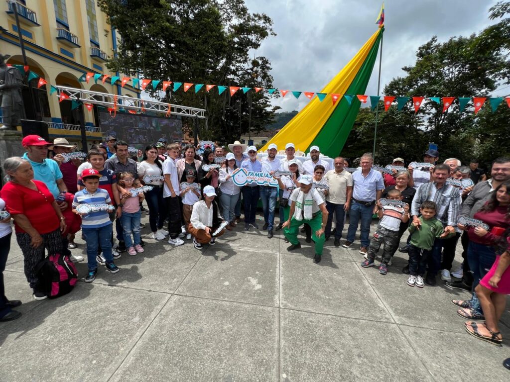 Gobernador de Caldas y Secretario de Vivienda llevan felicidad a 29 hogares rurales de Aranzazu ¡Familias recibieron las llaves de sus nuevas viviendas!