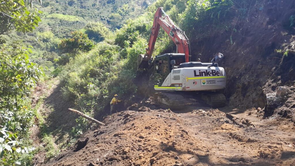 Gobierno de Caldas sigue atendiendo afectaciones viales derivadas de las lluvias: 28 derrumbes se han reportados desde el pasado viernes