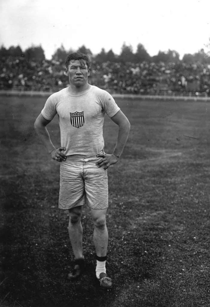 Jim Thorpe en una carrera de atletismo en Francia en 1912. (Branger/Roger Viollet vía Getty Images)