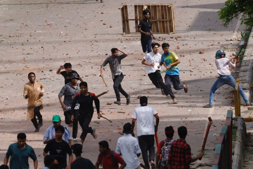 Las protestas estudiantiles en Bangladesh acaban con saldo mortal