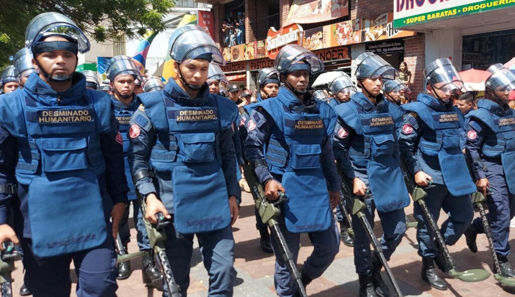 Más de 3.300 héroes del desminado listos para el desfile militar en Colombia