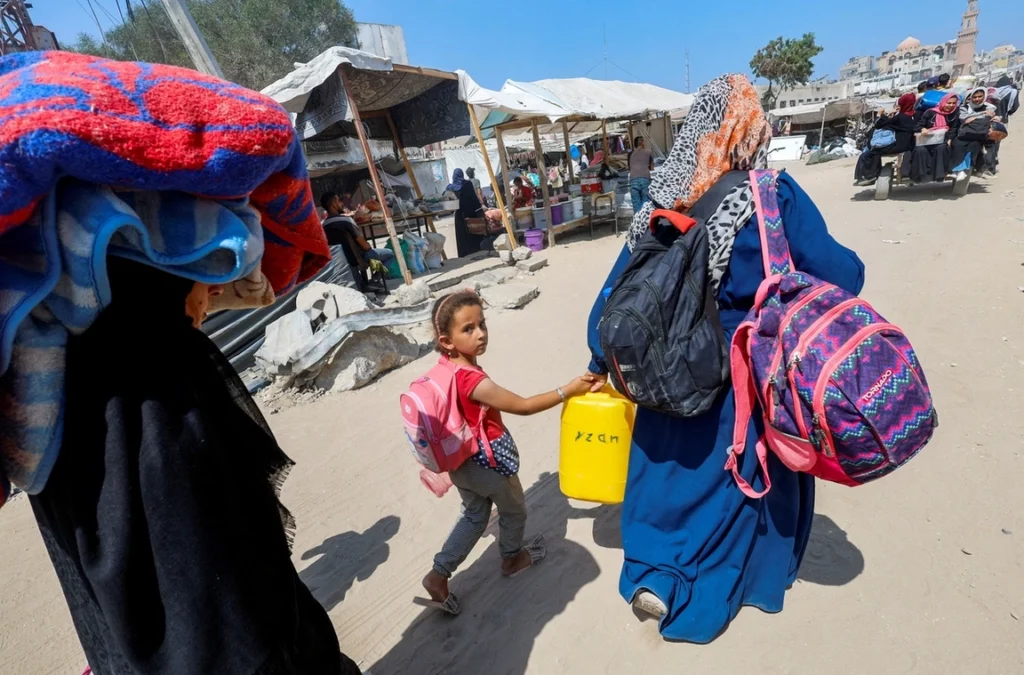 Miles de personas huyen de la segunda ciudad más grande de Gaza