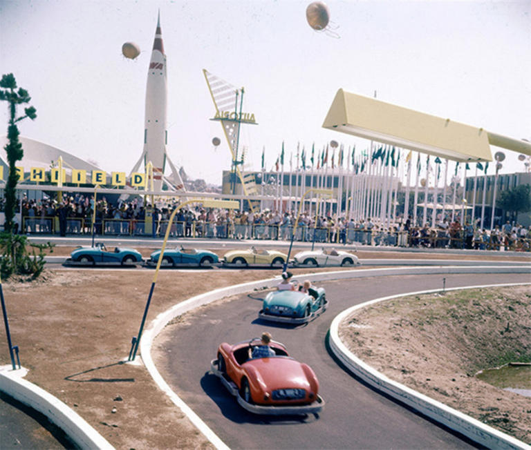 Rare Photos of Disneyland’s Grand Opening in 1955
© Provided by Gangnamtimes