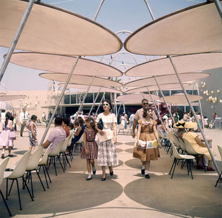 Rare Photos of Disneyland’s Grand Opening in 1955
© Provided by Gangnamtimes