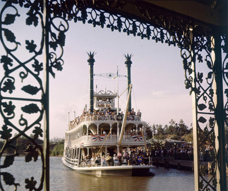 Rare Photos of Disneyland’s Grand Opening in 1955
© Provided by Gangnamtimes