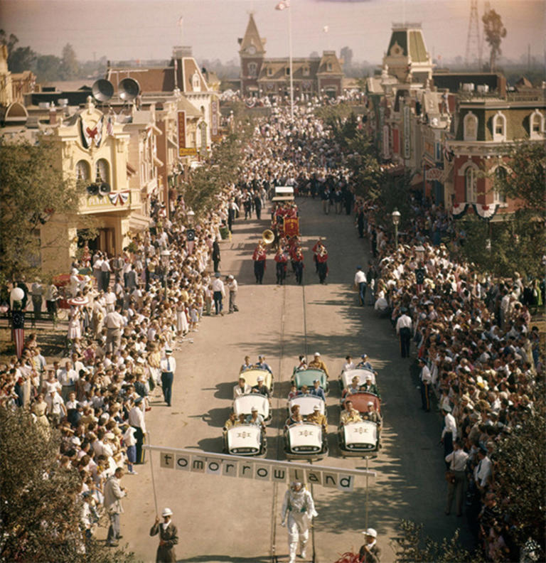 Rare Photos of Disneyland’s Grand Opening in 1955
© Provided by Gangnamtimes