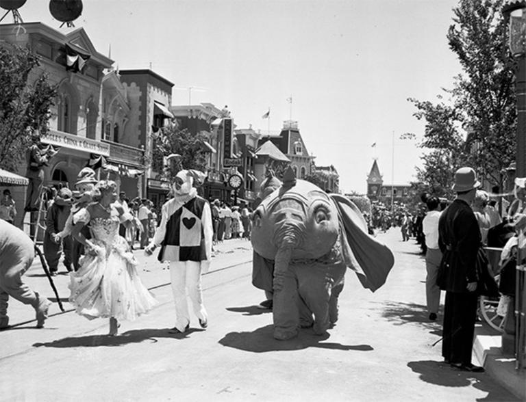 Rare Photos of Disneyland’s Grand Opening in 1955
© Provided by Gangnamtimes