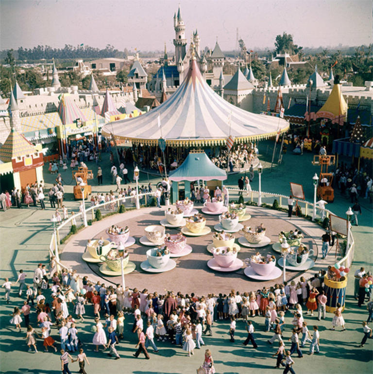 Rare Photos of Disneyland’s Grand Opening in 1955
© Provided by Gangnamtimes