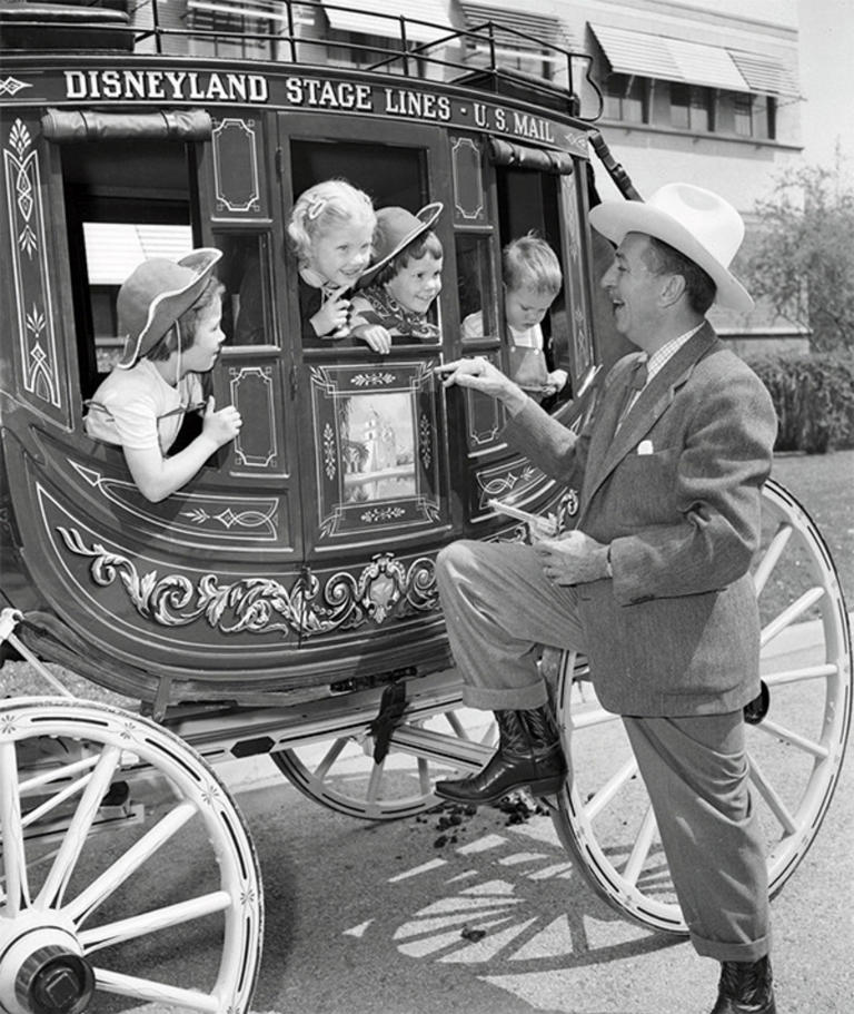 Rare Photos of Disneyland’s Grand Opening in 1955
© Provided by Gangnamtimes