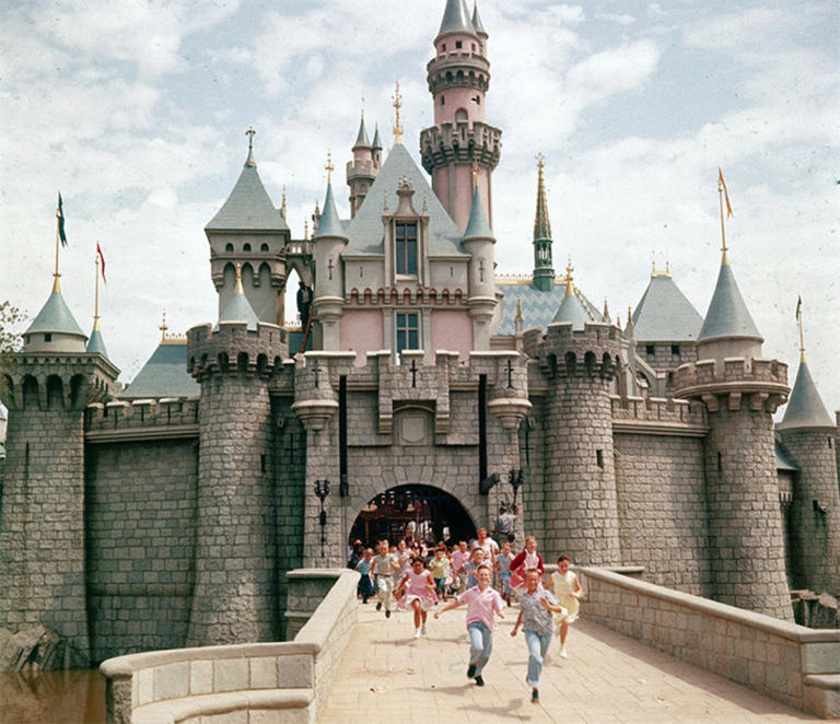 Rare Photos of Disneyland’s Grand Opening in 1955
© Provided by Gangnamtimes