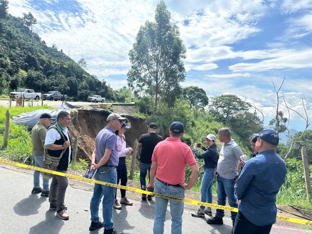 Tras afectaciones por la ola invernal, la Secretaría de Infraestructura visitó el sector de Bonafont para buscar solución definitiva a problema de la vía