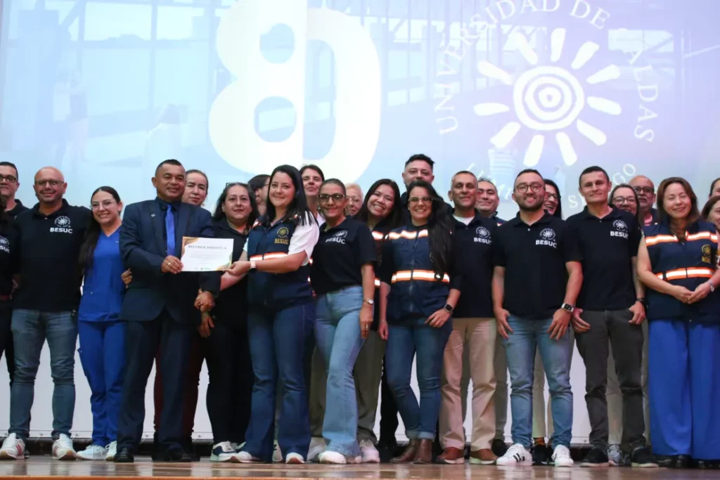 Universidad de Caldas entrega reconocimientos a sus mejores empleados.