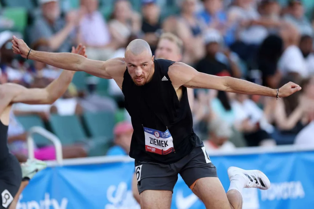 Zach Ziemek se estira al final de la carrera de 400 metros como parte del decatlón de las pruebas olímpicas. (Patrick Smith/Getty Images)