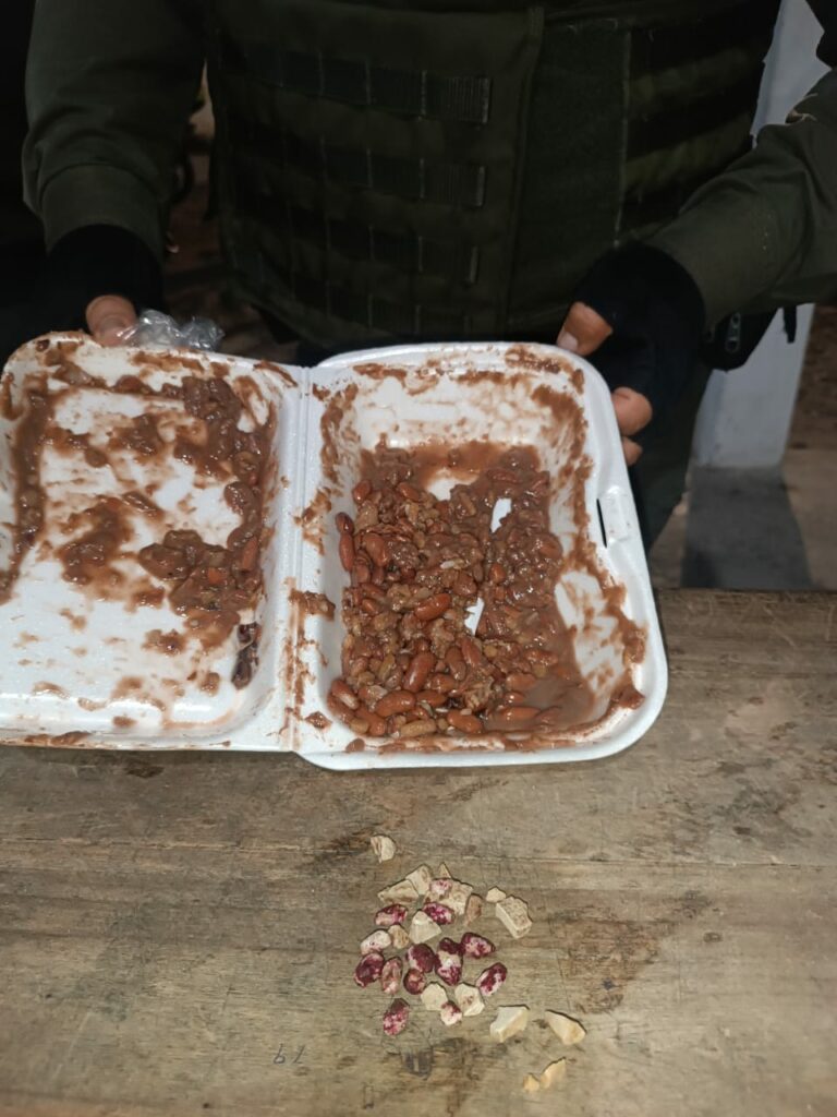 La patrulla de Policía descubrió el estupefaciente camuflado dentro de los alimentos (frijoles)