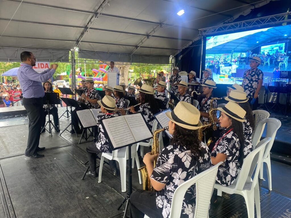 14 bandas estudiantiles de música del Magdalena Caldense entonaron notas de paz en La Dorada