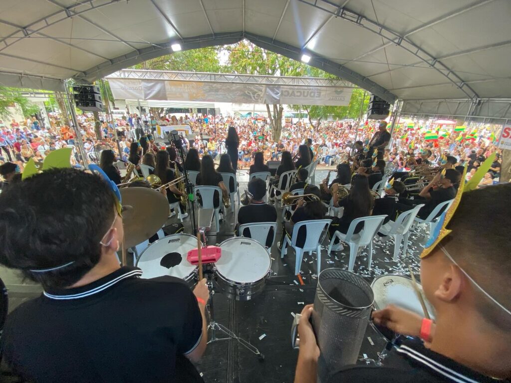 14 bandas estudiantiles de música del Magdalena Caldense entonaron notas de paz en La Dorada