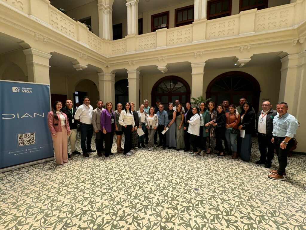 28 docentes de Manizales listos para enseñar sobre cultura de la contribución 3