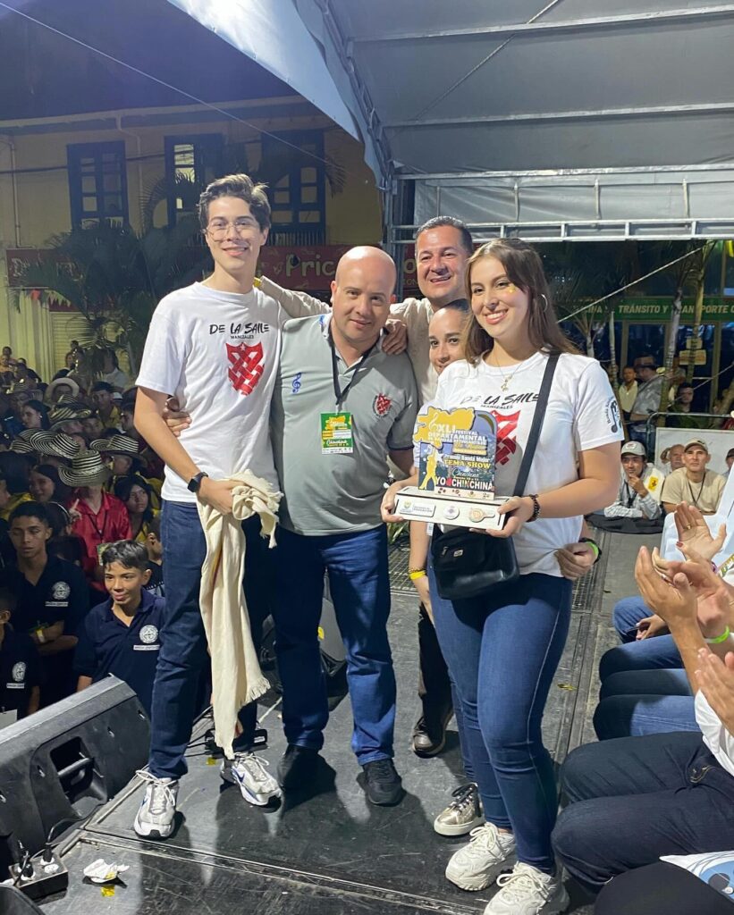 Agrupaciones de Chinchiná y Manizales, premiadas por mejor tema show en el Festival Departamental de Bandas del Centro Sur EDUCACIÓN agosto 12, 2024 La música, las danzas, el deporte y la alegría de la gente fueron protagonistas este fin de semana en Chinchiná durante el zonal del Centro Sur del Festival Departamental de Bandas Estudiantiles de Caldas. Las agrupaciones de las instituciones educativas San Francisco de Paula, de Chinchiná, y San Juan Bautista de la Salle, de Manizales, lograron los dos premios al mejor tema show. Además, los jurados eligieron como mejores directores de la subregión al maestro Jorge Enrique Hernández García, quien lleva la batuta en la banda del Instituto Universitario de Manizales, y al maestro Omar Andrés Castaño Galvis, quien dirige la agrupación de la Institución Educativa San Pedro Claver, de Villamaría. Nelson Torres, docente de la banda de la Institución Educativa San Pedro Claver, de Villamaría, expresó su felicidad porque su agrupación ganó uno de los dos premios al mejor tema show. “Estamos felices porque ha sido un trabajo muy arduo de los niños y las niñas y esta es la recompensa. Ya hemos ganado este premio, ahora esperar que culmine el festival para saber quiénes irán a los eventos nacionales del otro año. Muy motivante, el certamen fue de alta calidad”, dijo el docente. Por su parte, el maestro Jorge Enrique Hernández García recibió uno de los dos galardones como mejor director. “Siempre es un honor recibir estos galardones, es un premio al esfuerzo, al trabajo y a que hacemos todo con mucho amor. El mensaje es que hagamos todo con amor y que primero somos personas, después profesionales. Todos los días debemos trabajar para superarnos a nosotros mismos”, manifestó. Omar Andrés Castaño, de la banda de la Institución Educativa San Pedro Claver, de Villamaría, también recibió el premio al mejor director. “Dar gracias a mi familia, que son el pilar de todo, a quienes han confiado en mí, a los profes de la banda. Agradecer a la Institución Educativa San Pedro Claver que confió en este proceso”, indicó el maestro. El Festival Departamental de Bandas Estudiantiles de Música continuará el fin de semana del 24 y 25 de agosto en La Dorada, donde se reunirán las agrupaciones de Norcasia, Victoria y La Dorada. Premios: Premio Simpatía: Banda Sinfónica de la IE San Pedro Claver, de Villamaría. Premio Simpatía: Banda Sinfónica IE San Juan Bautista de la Salle, de Manizales. Mejor tema show: Banda de la IE San Francisco de Paula, de Chinchiná. Mejor tema show: Banda de la IE San Juan Bautista de la Salle, de Manizales. Mejor instrumentista de percusión: Santiago Ospina Pineda, de la banda de la IE San Pedro Claver, de Villamaría. Mejor instrumentista de percusión: Michelle Daniela Porras, de la banda de la IE San Francisco de Paula, de Chinchiná. Mejor instrumentista de percusión: Estefanía Carmona, de la banda de la IE Nuestra Señora del Rosario, de Villamaría. Mejor instrumentista de maderas: Miguel Ángel Lopera Candamil (flauta), de la banda de la IE San Pedro Claver, de Villamaría. Mejor instrumentista de maderas: Samuel Vásquez Restrepo (clarinete), de la banda de la IE Instituto Latinoamericano, de Manizales. Mejor instrumentista de maderas: Daniel Peralta Cifuentes (saxo alto), de la banda de la IE Francisco José de Caldas (ITEC), de Manizales. Mejor instrumentista de bronces: Juan José Soto Chica (trombón), de la banda de la IE Monseñor Alfonso de los Ríos, de Arauca. Mejor instrumentista de bronces: Tomás Pineda Díaz (trompeta), de la banda de la IE Sagrada Familia, de Palestina. Mejor instrumentista de bronces: María José Noreña (tuba), de la banda del Instituto Universitario, de Manizales. Mejor instrumentista de cuerdas: Simón Ramírez Huertas y Matías Federico Patiño Flórez (contrabajos), de la banda de la IE San Juan Bautista de la Salle, de Manizales. Mejor director: maestro Jorge Enrique Hernández García, de la banda del Instituto Universitario, de Manizales. Mejor director: maestro Omar Andrés Castaño Galvis, de la banda de la IE San Pedro Claver, de Villamaría. Bandas destacadas: IE San Francisco de Paula, de Chinchiná. Instituto Universitario de Manizales. IE San Juan Bautista de la Salle, de Manizales IE San Pedro Claver, de Villamaría. Descargar Video Descargar Audio Nelson Torres, docente de la banda de la IE San Pedro Claver, de Villamaría. Descargar Video Descargar Audio Omar Andrés Castaño, director banda de la IE San Pedro Claver, de Villamaría. Descargar Video Descargar Audio Jorge Enrique Hernández García, director banda del Instituto Universitario, de Manizales. Tags: Área Metropolitana, Bandas Estudiantiles, Caldas, Centro Sur, Festival Departamental de Bandas Estudiantiles