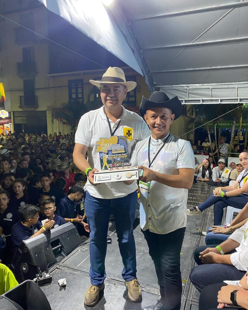 Agrupaciones de Chinchiná y Manizales, premiadas por mejor tema show en el Festival Departamental de Bandas del Centro Sur EDUCACIÓN agosto 12, 2024 La música, las danzas, el deporte y la alegría de la gente fueron protagonistas este fin de semana en Chinchiná durante el zonal del Centro Sur del Festival Departamental de Bandas Estudiantiles de Caldas. Las agrupaciones de las instituciones educativas San Francisco de Paula, de Chinchiná, y San Juan Bautista de la Salle, de Manizales, lograron los dos premios al mejor tema show. Además, los jurados eligieron como mejores directores de la subregión al maestro Jorge Enrique Hernández García, quien lleva la batuta en la banda del Instituto Universitario de Manizales, y al maestro Omar Andrés Castaño Galvis, quien dirige la agrupación de la Institución Educativa San Pedro Claver, de Villamaría. Nelson Torres, docente de la banda de la Institución Educativa San Pedro Claver, de Villamaría, expresó su felicidad porque su agrupación ganó uno de los dos premios al mejor tema show. “Estamos felices porque ha sido un trabajo muy arduo de los niños y las niñas y esta es la recompensa. Ya hemos ganado este premio, ahora esperar que culmine el festival para saber quiénes irán a los eventos nacionales del otro año. Muy motivante, el certamen fue de alta calidad”, dijo el docente. Por su parte, el maestro Jorge Enrique Hernández García recibió uno de los dos galardones como mejor director. “Siempre es un honor recibir estos galardones, es un premio al esfuerzo, al trabajo y a que hacemos todo con mucho amor. El mensaje es que hagamos todo con amor y que primero somos personas, después profesionales. Todos los días debemos trabajar para superarnos a nosotros mismos”, manifestó. Omar Andrés Castaño, de la banda de la Institución Educativa San Pedro Claver, de Villamaría, también recibió el premio al mejor director. “Dar gracias a mi familia, que son el pilar de todo, a quienes han confiado en mí, a los profes de la banda. Agradecer a la Institución Educativa San Pedro Claver que confió en este proceso”, indicó el maestro. El Festival Departamental de Bandas Estudiantiles de Música continuará el fin de semana del 24 y 25 de agosto en La Dorada, donde se reunirán las agrupaciones de Norcasia, Victoria y La Dorada. Premios: Premio Simpatía: Banda Sinfónica de la IE San Pedro Claver, de Villamaría. Premio Simpatía: Banda Sinfónica IE San Juan Bautista de la Salle, de Manizales. Mejor tema show: Banda de la IE San Francisco de Paula, de Chinchiná. Mejor tema show: Banda de la IE San Juan Bautista de la Salle, de Manizales. Mejor instrumentista de percusión: Santiago Ospina Pineda, de la banda de la IE San Pedro Claver, de Villamaría. Mejor instrumentista de percusión: Michelle Daniela Porras, de la banda de la IE San Francisco de Paula, de Chinchiná. Mejor instrumentista de percusión: Estefanía Carmona, de la banda de la IE Nuestra Señora del Rosario, de Villamaría. Mejor instrumentista de maderas: Miguel Ángel Lopera Candamil (flauta), de la banda de la IE San Pedro Claver, de Villamaría. Mejor instrumentista de maderas: Samuel Vásquez Restrepo (clarinete), de la banda de la IE Instituto Latinoamericano, de Manizales. Mejor instrumentista de maderas: Daniel Peralta Cifuentes (saxo alto), de la banda de la IE Francisco José de Caldas (ITEC), de Manizales. Mejor instrumentista de bronces: Juan José Soto Chica (trombón), de la banda de la IE Monseñor Alfonso de los Ríos, de Arauca. Mejor instrumentista de bronces: Tomás Pineda Díaz (trompeta), de la banda de la IE Sagrada Familia, de Palestina. Mejor instrumentista de bronces: María José Noreña (tuba), de la banda del Instituto Universitario, de Manizales. Mejor instrumentista de cuerdas: Simón Ramírez Huertas y Matías Federico Patiño Flórez (contrabajos), de la banda de la IE San Juan Bautista de la Salle, de Manizales. Mejor director: maestro Jorge Enrique Hernández García, de la banda del Instituto Universitario, de Manizales. Mejor director: maestro Omar Andrés Castaño Galvis, de la banda de la IE San Pedro Claver, de Villamaría. Bandas destacadas: IE San Francisco de Paula, de Chinchiná. Instituto Universitario de Manizales. IE San Juan Bautista de la Salle, de Manizales IE San Pedro Claver, de Villamaría. Descargar Video Descargar Audio Nelson Torres, docente de la banda de la IE San Pedro Claver, de Villamaría. Descargar Video Descargar Audio Omar Andrés Castaño, director banda de la IE San Pedro Claver, de Villamaría. Descargar Video Descargar Audio Jorge Enrique Hernández García, director banda del Instituto Universitario, de Manizales. Tags: Área Metropolitana, Bandas Estudiantiles, Caldas, Centro Sur, Festival Departamental de Bandas Estudiantiles