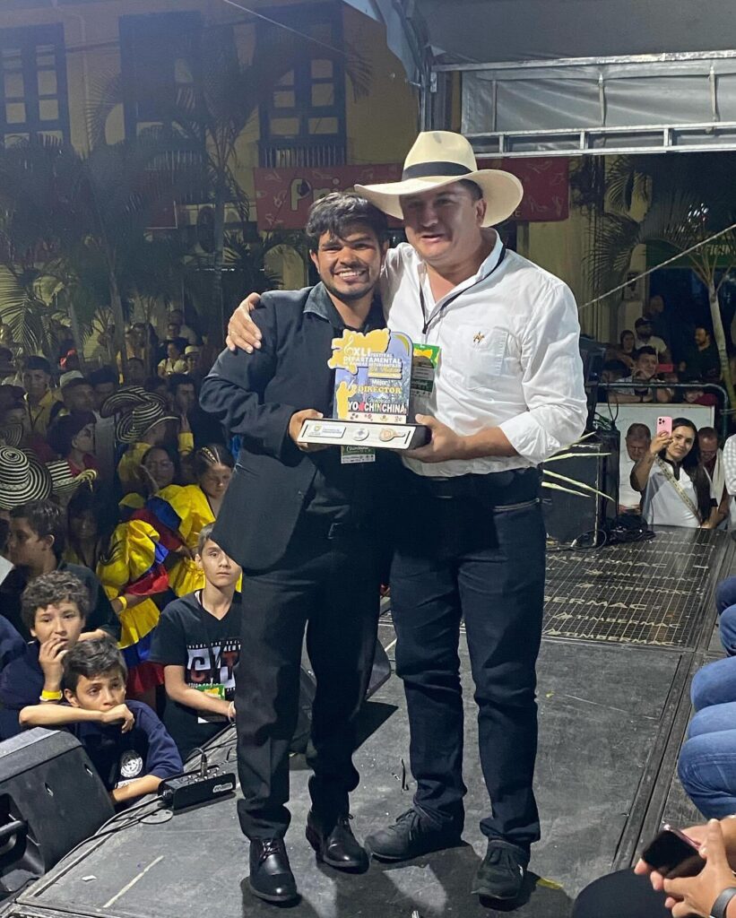 Agrupaciones de Chinchiná y Manizales, premiadas por mejor tema show en el Festival Departamental de Bandas del Centro Sur EDUCACIÓN agosto 12, 2024 La música, las danzas, el deporte y la alegría de la gente fueron protagonistas este fin de semana en Chinchiná durante el zonal del Centro Sur del Festival Departamental de Bandas Estudiantiles de Caldas. Las agrupaciones de las instituciones educativas San Francisco de Paula, de Chinchiná, y San Juan Bautista de la Salle, de Manizales, lograron los dos premios al mejor tema show. Además, los jurados eligieron como mejores directores de la subregión al maestro Jorge Enrique Hernández García, quien lleva la batuta en la banda del Instituto Universitario de Manizales, y al maestro Omar Andrés Castaño Galvis, quien dirige la agrupación de la Institución Educativa San Pedro Claver, de Villamaría. Nelson Torres, docente de la banda de la Institución Educativa San Pedro Claver, de Villamaría, expresó su felicidad porque su agrupación ganó uno de los dos premios al mejor tema show. “Estamos felices porque ha sido un trabajo muy arduo de los niños y las niñas y esta es la recompensa. Ya hemos ganado este premio, ahora esperar que culmine el festival para saber quiénes irán a los eventos nacionales del otro año. Muy motivante, el certamen fue de alta calidad”, dijo el docente. Por su parte, el maestro Jorge Enrique Hernández García recibió uno de los dos galardones como mejor director. “Siempre es un honor recibir estos galardones, es un premio al esfuerzo, al trabajo y a que hacemos todo con mucho amor. El mensaje es que hagamos todo con amor y que primero somos personas, después profesionales. Todos los días debemos trabajar para superarnos a nosotros mismos”, manifestó. Omar Andrés Castaño, de la banda de la Institución Educativa San Pedro Claver, de Villamaría, también recibió el premio al mejor director. “Dar gracias a mi familia, que son el pilar de todo, a quienes han confiado en mí, a los profes de la banda. Agradecer a la Institución Educativa San Pedro Claver que confió en este proceso”, indicó el maestro. El Festival Departamental de Bandas Estudiantiles de Música continuará el fin de semana del 24 y 25 de agosto en La Dorada, donde se reunirán las agrupaciones de Norcasia, Victoria y La Dorada. Premios: Premio Simpatía: Banda Sinfónica de la IE San Pedro Claver, de Villamaría. Premio Simpatía: Banda Sinfónica IE San Juan Bautista de la Salle, de Manizales. Mejor tema show: Banda de la IE San Francisco de Paula, de Chinchiná. Mejor tema show: Banda de la IE San Juan Bautista de la Salle, de Manizales. Mejor instrumentista de percusión: Santiago Ospina Pineda, de la banda de la IE San Pedro Claver, de Villamaría. Mejor instrumentista de percusión: Michelle Daniela Porras, de la banda de la IE San Francisco de Paula, de Chinchiná. Mejor instrumentista de percusión: Estefanía Carmona, de la banda de la IE Nuestra Señora del Rosario, de Villamaría. Mejor instrumentista de maderas: Miguel Ángel Lopera Candamil (flauta), de la banda de la IE San Pedro Claver, de Villamaría. Mejor instrumentista de maderas: Samuel Vásquez Restrepo (clarinete), de la banda de la IE Instituto Latinoamericano, de Manizales. Mejor instrumentista de maderas: Daniel Peralta Cifuentes (saxo alto), de la banda de la IE Francisco José de Caldas (ITEC), de Manizales. Mejor instrumentista de bronces: Juan José Soto Chica (trombón), de la banda de la IE Monseñor Alfonso de los Ríos, de Arauca. Mejor instrumentista de bronces: Tomás Pineda Díaz (trompeta), de la banda de la IE Sagrada Familia, de Palestina. Mejor instrumentista de bronces: María José Noreña (tuba), de la banda del Instituto Universitario, de Manizales. Mejor instrumentista de cuerdas: Simón Ramírez Huertas y Matías Federico Patiño Flórez (contrabajos), de la banda de la IE San Juan Bautista de la Salle, de Manizales. Mejor director: maestro Jorge Enrique Hernández García, de la banda del Instituto Universitario, de Manizales. Mejor director: maestro Omar Andrés Castaño Galvis, de la banda de la IE San Pedro Claver, de Villamaría. Bandas destacadas: IE San Francisco de Paula, de Chinchiná. Instituto Universitario de Manizales. IE San Juan Bautista de la Salle, de Manizales IE San Pedro Claver, de Villamaría. Descargar Video Descargar Audio Nelson Torres, docente de la banda de la IE San Pedro Claver, de Villamaría. Descargar Video Descargar Audio Omar Andrés Castaño, director banda de la IE San Pedro Claver, de Villamaría. Descargar Video Descargar Audio Jorge Enrique Hernández García, director banda del Instituto Universitario, de Manizales. Tags: Área Metropolitana, Bandas Estudiantiles, Caldas, Centro Sur, Festival Departamental de Bandas Estudiantiles