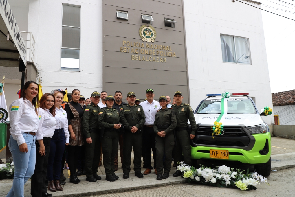 Alcaldía de Belalcázar entregó una camioneta 4x4 para la estación de Policía