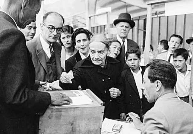 Aunque las mujeres conquistaron el derecho al voto en 1954, fue hasta 1957 que salieron masivamente a las urnas a ejercer su ciudadanía completa.