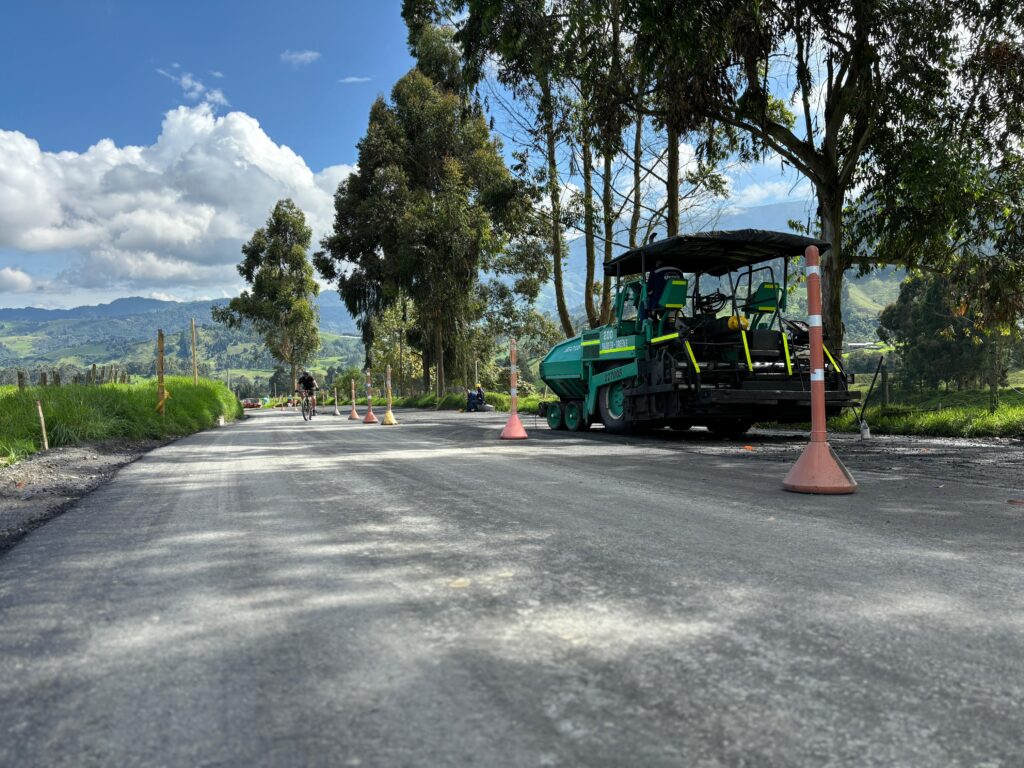 Avanzan las obras en la vía Termales – El Arbolito: en un mes se han logrado pavimentar 430 metros
VÍAS
agosto 14, 2024
 
 



La Secretaría de Infraestructura de Caldas informó sobre los significativos avances que se presentan en las obras de la carretera que conecta Termales del Otoño con El Arbolito. Después de un periodo de inactividad, las actividades en campo se retomaron el pasado 10 de julio y ya se pueden ver los primeros resultados: la pavimentación de 430 metros lineales en menos de dos meses.

Jorge Ricardo Gutiérrez, Secretario de Infraestructura del Departamento, destacó el proyecto y su impacto positivo en la movilidad de la región. «Hoy podemos dar muy buenas noticias con respecto al proyecto que abarca desde el Puente de la Libertad hasta El Arbolito, pasando por Termales del Otoño y Aquaparque. Ya hemos asfaltado 430 metros de los dos kilómetros previstos, y estamos ejecutando una serie de obras para continuar con la instalación de la estructura del pavimento”, dijo.

El funcionario señaló que también se está planificando la construcción de un pavimento rígido en el sector de la fábrica de Termium, una zona deteriorada por el alto tráfico de camiones y vehículos pesados. “Esta solución definitiva mejorará la movilidad, la transitabilidad y la seguridad de los usuarios en este tramo», comentó.

Por su parte, María del Pilar Gómez, profesional universitaria la Unidad de Proyectos Especiales de esta dependencia, resaltó el avance significativo desde la reactivación de las obras. «Las actividades principales incluyen la extensión de la base granular, la instalación de filtros y la finalización de obras de contención. En los próximos días también comenzaremos la pavimentación del sector de Ternium, donde se construirá una estructura de pavimento con sub-base granular y una placa de concreto hidráulico, cubriendo aproximadamente 600 metros», precisó.


Descargar Video

Descargar Audio
Jorge Ricardo Gutiérrez, Secretario de Infraestructura de Caldas.


Descargar Video

Descargar Audio
María del Pilar Gómez, profesional universitaria de la Secretaría de Infraestructura.

Tags: Área Metropolitana, Caldas, Centro Sur, Gallinazo, infraestructura vial, Manizales, Termium, Villamaría