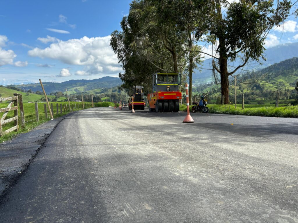 Avanzan las obras en la vía Termales – El Arbolito: en un mes se han logrado pavimentar 430 metros
VÍAS
agosto 14, 2024
 
 



La Secretaría de Infraestructura de Caldas informó sobre los significativos avances que se presentan en las obras de la carretera que conecta Termales del Otoño con El Arbolito. Después de un periodo de inactividad, las actividades en campo se retomaron el pasado 10 de julio y ya se pueden ver los primeros resultados: la pavimentación de 430 metros lineales en menos de dos meses.

Jorge Ricardo Gutiérrez, Secretario de Infraestructura del Departamento, destacó el proyecto y su impacto positivo en la movilidad de la región. «Hoy podemos dar muy buenas noticias con respecto al proyecto que abarca desde el Puente de la Libertad hasta El Arbolito, pasando por Termales del Otoño y Aquaparque. Ya hemos asfaltado 430 metros de los dos kilómetros previstos, y estamos ejecutando una serie de obras para continuar con la instalación de la estructura del pavimento”, dijo.

El funcionario señaló que también se está planificando la construcción de un pavimento rígido en el sector de la fábrica de Termium, una zona deteriorada por el alto tráfico de camiones y vehículos pesados. “Esta solución definitiva mejorará la movilidad, la transitabilidad y la seguridad de los usuarios en este tramo», comentó.

Por su parte, María del Pilar Gómez, profesional universitaria la Unidad de Proyectos Especiales de esta dependencia, resaltó el avance significativo desde la reactivación de las obras. «Las actividades principales incluyen la extensión de la base granular, la instalación de filtros y la finalización de obras de contención. En los próximos días también comenzaremos la pavimentación del sector de Ternium, donde se construirá una estructura de pavimento con sub-base granular y una placa de concreto hidráulico, cubriendo aproximadamente 600 metros», precisó.


Descargar Video

Descargar Audio
Jorge Ricardo Gutiérrez, Secretario de Infraestructura de Caldas.


Descargar Video

Descargar Audio
María del Pilar Gómez, profesional universitaria de la Secretaría de Infraestructura.

Tags: Área Metropolitana, Caldas, Centro Sur, Gallinazo, infraestructura vial, Manizales, Termium, Villamaría