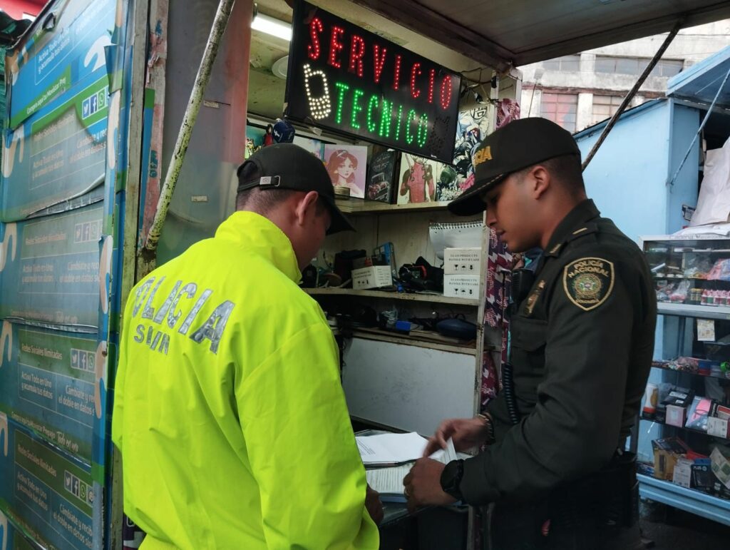 Cinco equipos móviles fueron incautados en establecimientos de comercio en el sector Galería