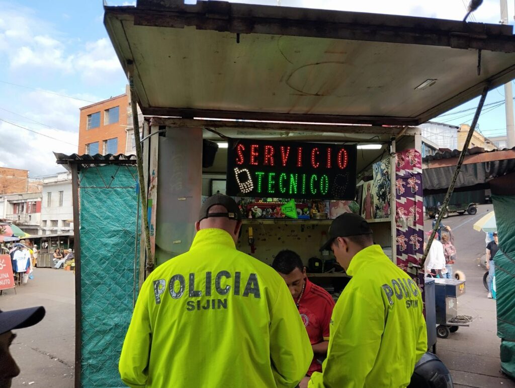 Cinco equipos móviles fueron incautados en establecimientos de comercio en el sector Galería