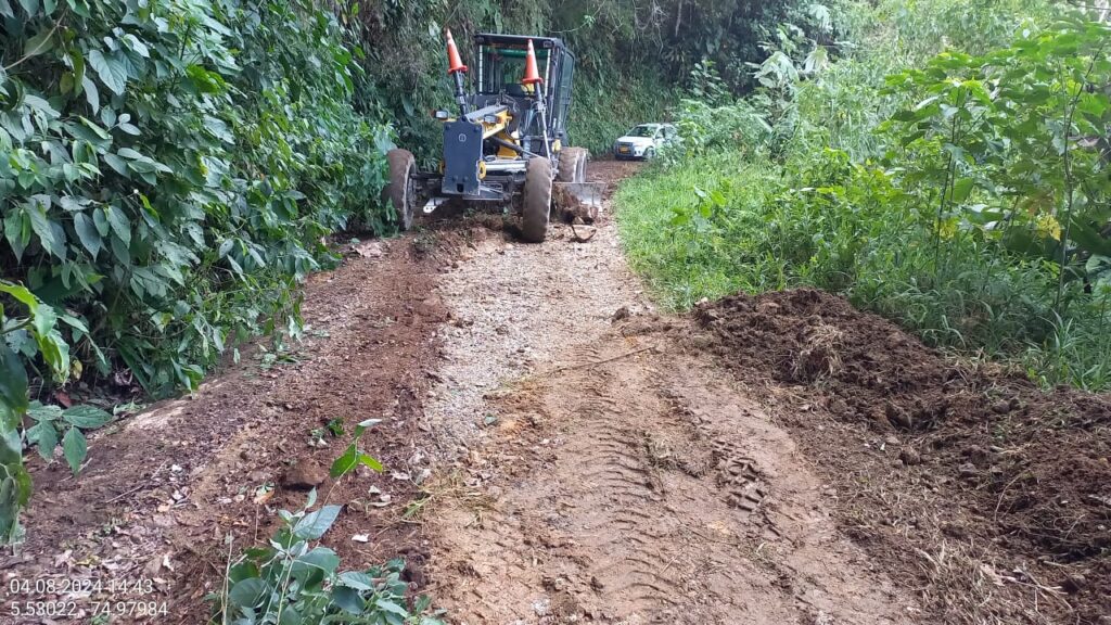 Con combos de maquinaria pesada, Gobierno de Caldas continúa su trabajo de mantenimiento periódico de vías