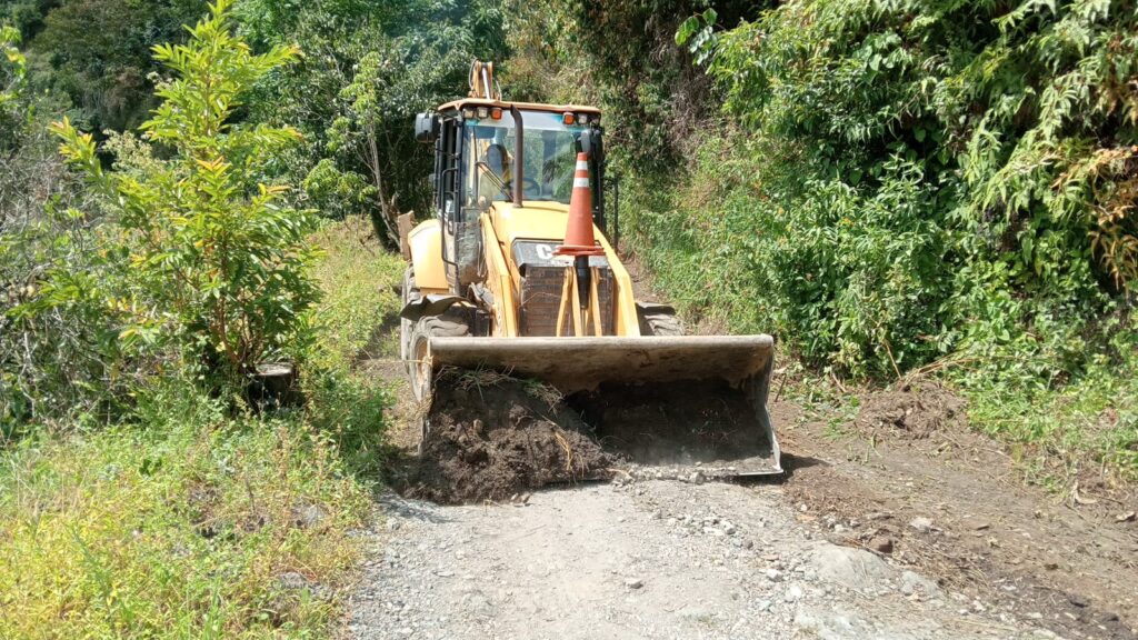 Con combos de maquinaria pesada, Gobierno de Caldas continúa su trabajo de mantenimiento periódico de vías