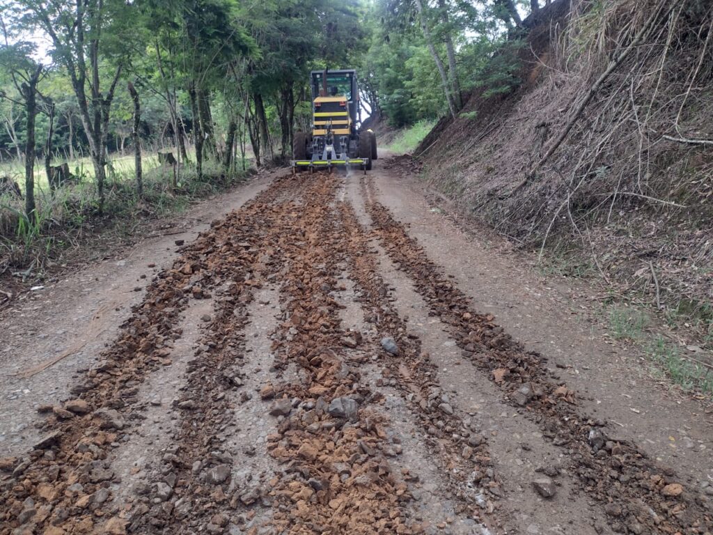 Con combos de maquinaria pesada, Gobierno de Caldas continúa su trabajo de mantenimiento periódico de vías