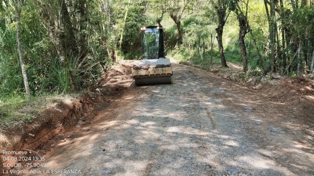 Con combos de maquinaria pesada, Gobierno de Caldas continúa su trabajo de mantenimiento periódico de vías