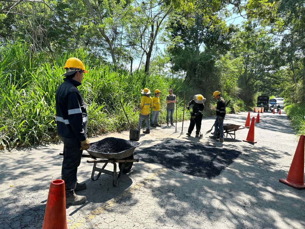 Con la aplicación de 600 metros de asfalto avanza ‘Tapando Huecos’, la iniciativa de la Gobernación para mejorar las vías de Caldas