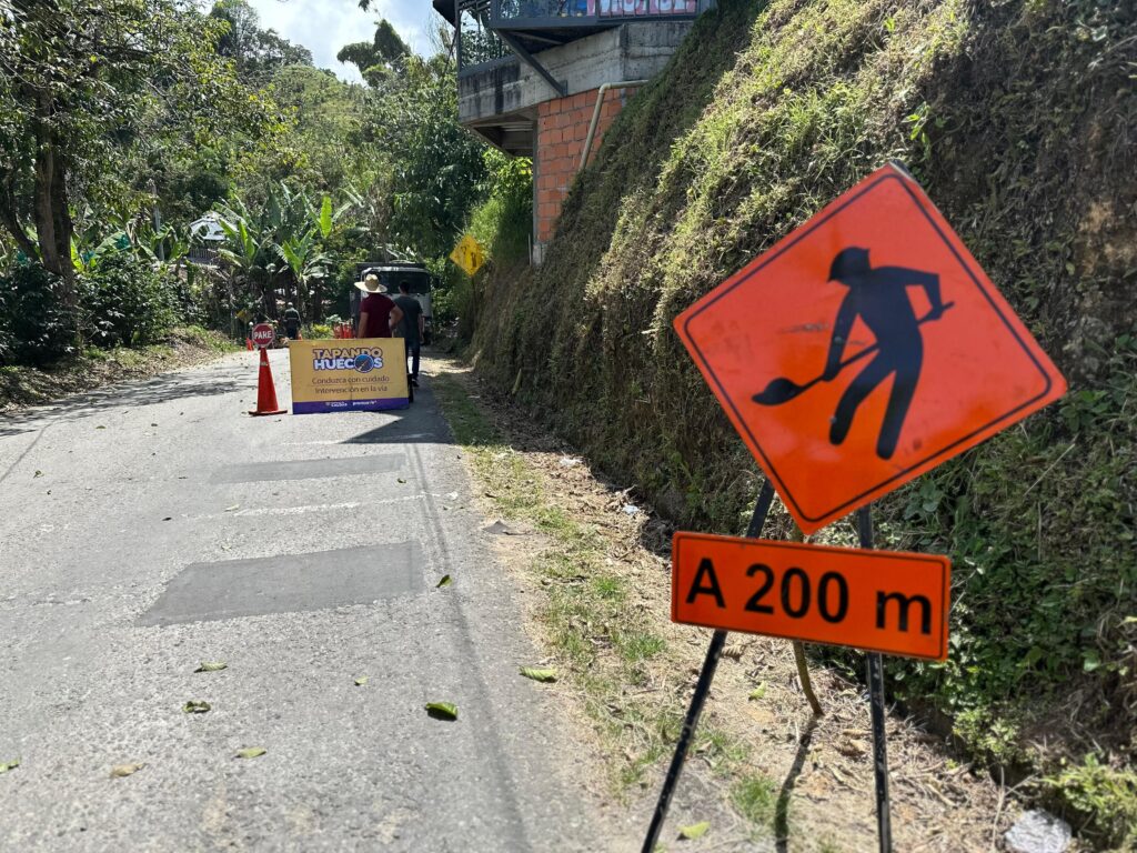 Con la aplicación de 600 metros de asfalto avanza ‘Tapando Huecos’, la iniciativa de la Gobernación para mejorar las vías de Caldas